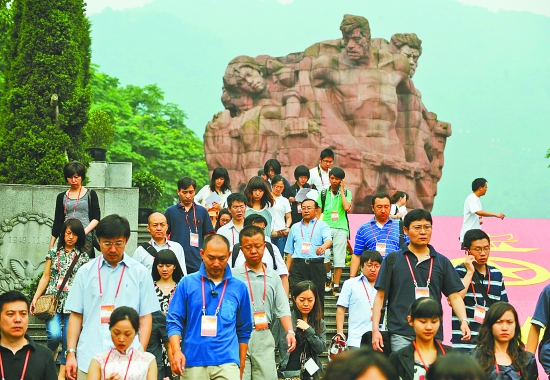嘉宾来到烈士陵园祭奠英烈